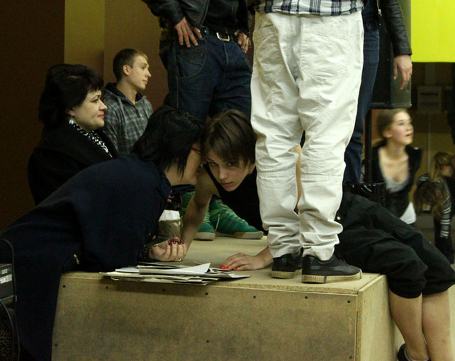 Юлия Захарова о чем-то общается с Алисой