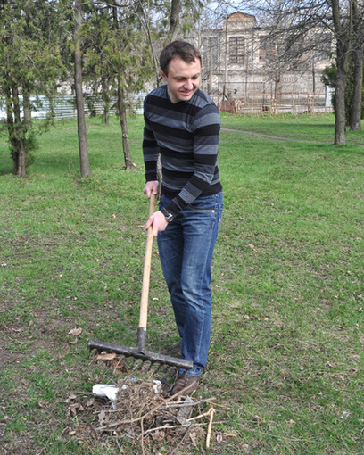 "Фронтовик" Креминь греб мусор с улыбкой