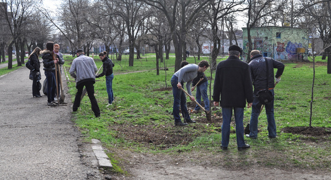 Студенты "могилянки" убирали неподалеку от чиновников...