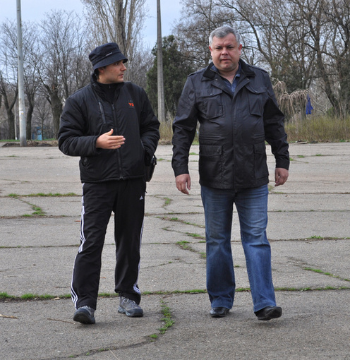 Вице-губернатору Николенко, очевидно, удобнее убирать в туфлях