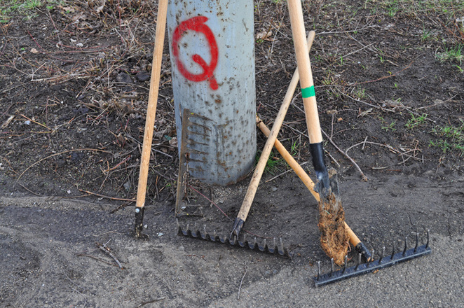 Кто-то так активно работал, что даже сломал орудие труда