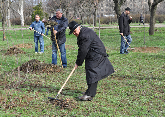 "На манеже - все те же": начальник юротдела ОГА предпочитает выделяться на субботниках