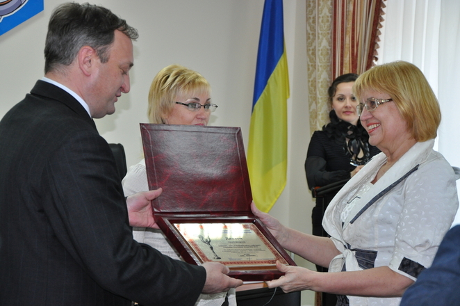 Представитель завода принимает награды