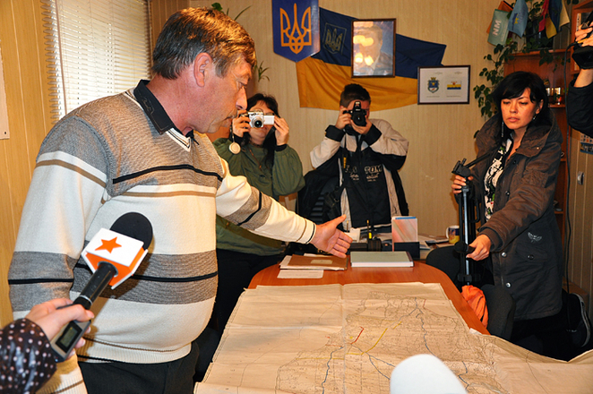 Покровский поселковый голова показывает границы населенных пунктов