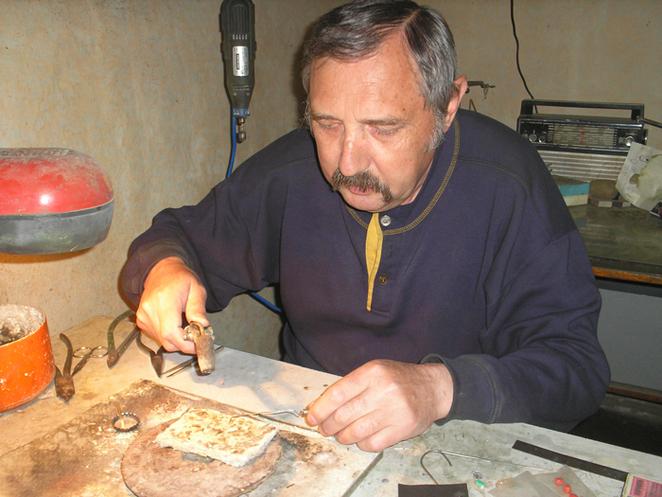 Ювелир Александр Кашмила за работой