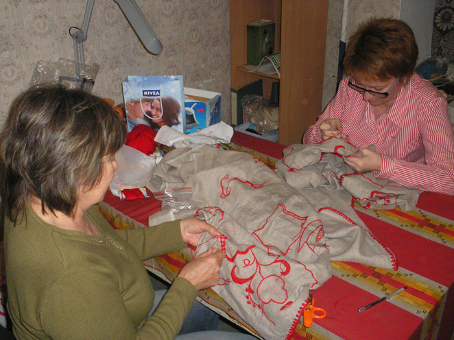 Вышивыльницы работают над "Рушником единства поколений"