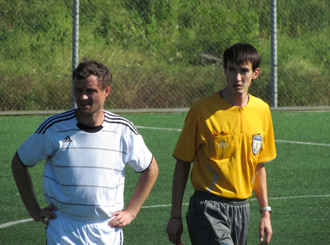 Иван Россошинский ("Автолоко") и арбитр Владимир Миланич