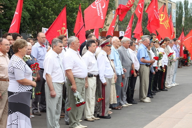 Чиновники выстроились в первый ряд