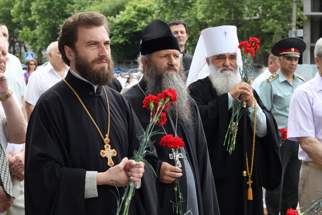 Митрополит Николаевский и Вознесенский владыка Питирим со священнослужителями