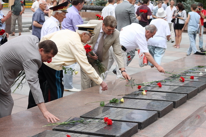 Представителям власти дали первым возложить цветы