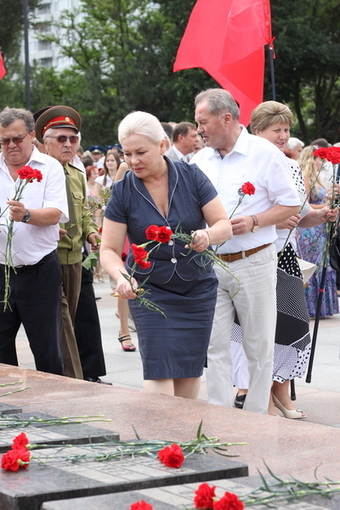 Вице-мэр Бондаренко, а за ней - коллеги Чайка и Коренюгин