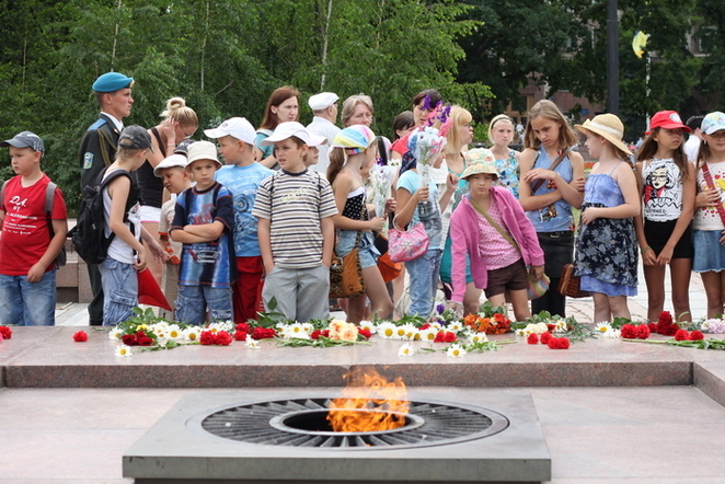 Почтить память погибших в войне пришли и школьники 