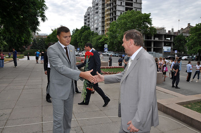 Глава облсовета Дятлов дружески поздоровался с главным милиционером области