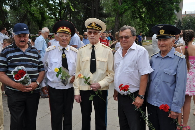 Секретарь горсовета Коренюгин (второй справа) пришел с гвоздиками