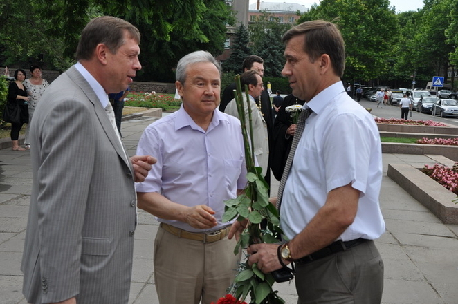 Начальник управления образования Мельниченко радуется, что сфотографировался с генерал-майором
