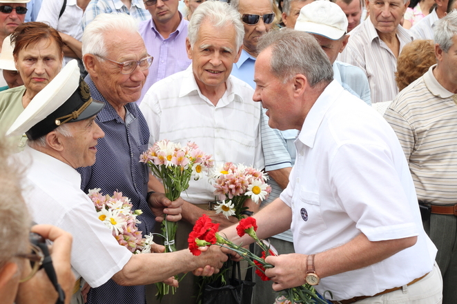 Мэр Чайка заменил сломанную гвоздику ветерана своим цветком