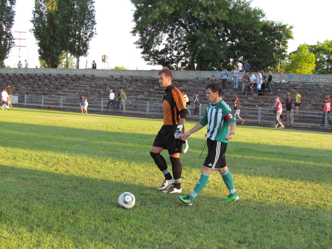 Вратарь Коломейченко и защитник Дмитриенко