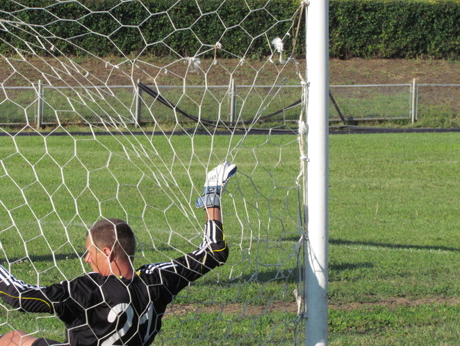 После гола Жорова вратарь Ерещенко запутался в сетке ворот