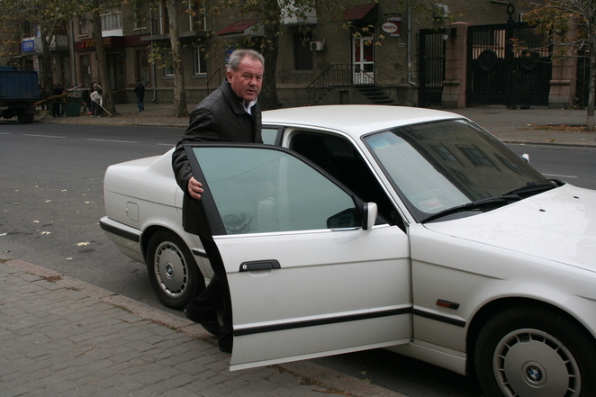 Мэр Чайка на субботнике долго не задержался