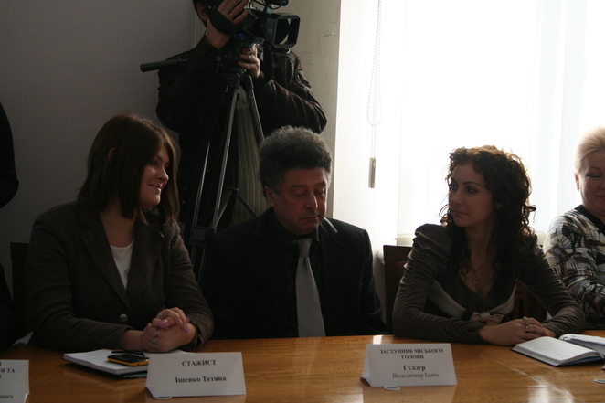 В. Гуллер (в центре)