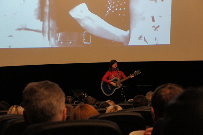 Выступает клуб авторской песни "Белая Ворона"