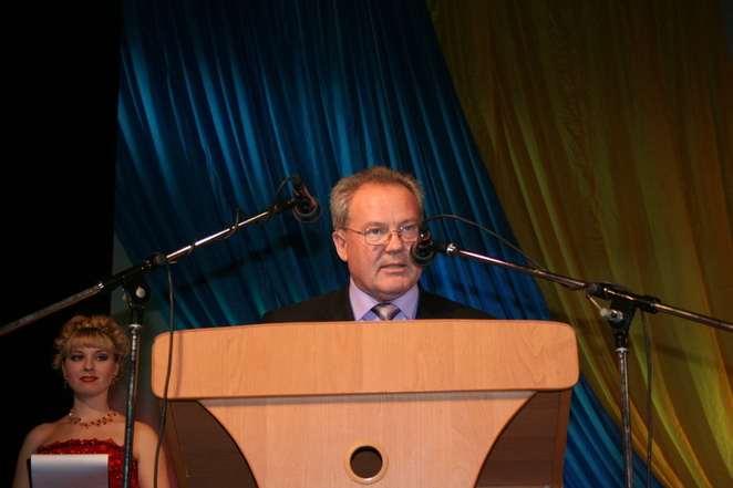 Владимир Чайка обращается к залу