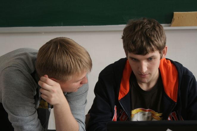 Александр Поздний, игротехник (справа)