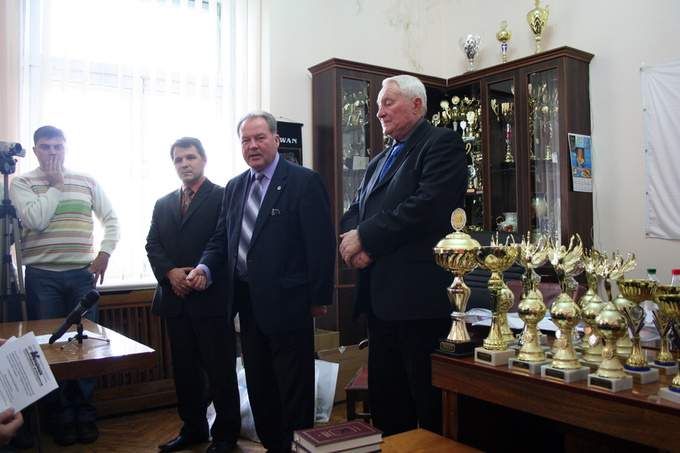 Мэр чайка успел зайти на вручение наград в перерыве сессии горсовета