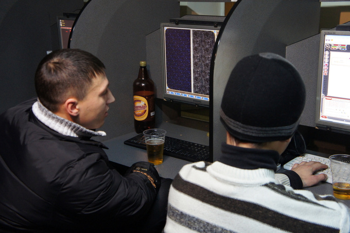 Пиво было почти у каждого монитора