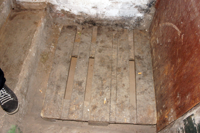 Яма и поддон между лестниц