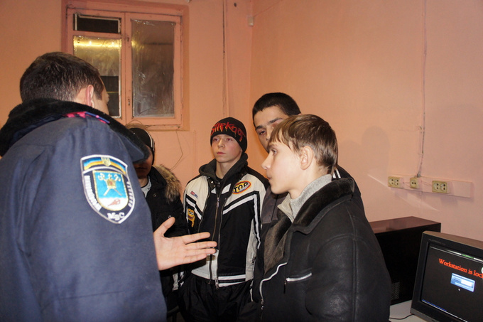 Несовершеннолетние в интернет-клубе