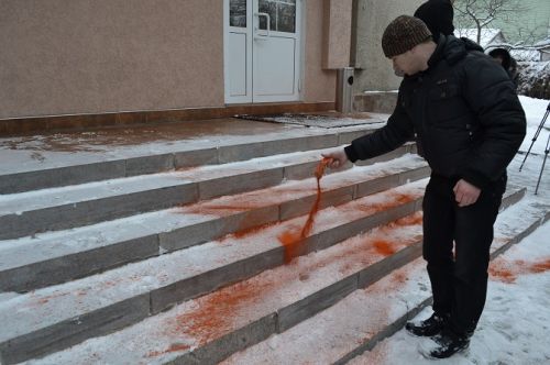 Николаевские пикетчики рассыпали неизвестным красным веществом пороги Госэкоинспекции