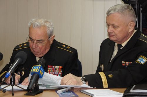 вице-адмирал Николай Калитный слева кап 1 ранга Анатолий Данилов справа подписывают договор