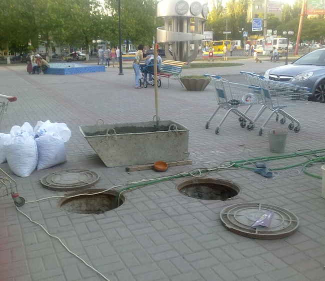 Разрыв канализационных связей в Корабельном районе (возле магазина "Фуршет")