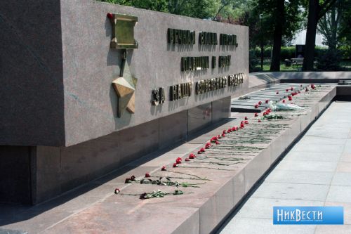 Возложение цветов у вечного огня