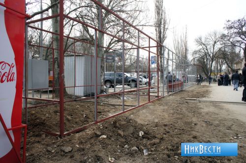 Магазины строят прямо возле остановки маршруток на красной линии