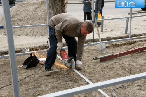 Рабочие активно ведут стройку даже на выходных