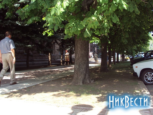 Почему бы не провести "плиточный эксперемент" поближе к депутатом, а не на главной улице города?