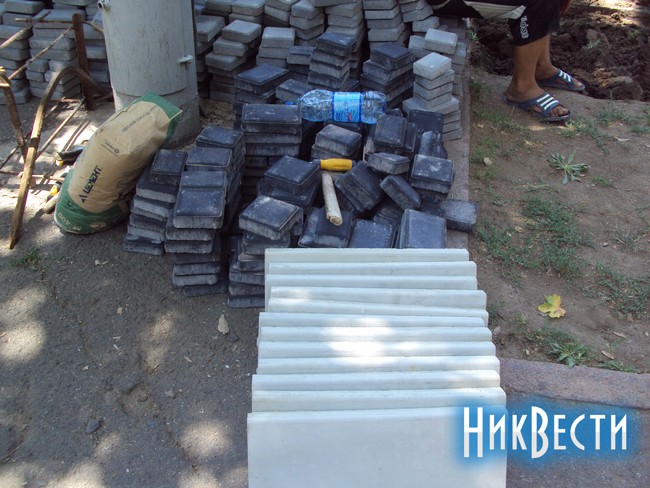 Именно этой плиткой собираются замостить тротуарную часть Советской