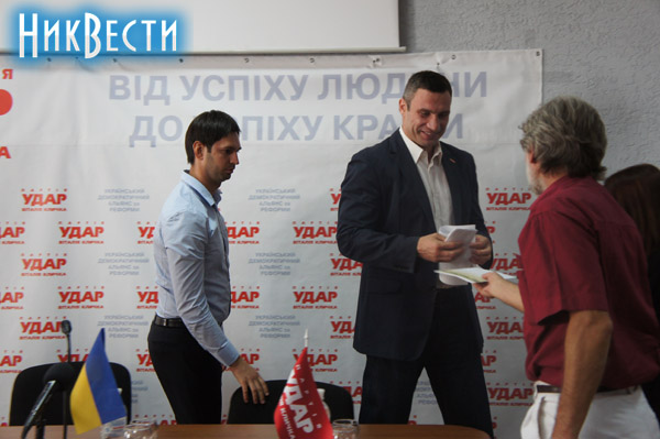 Не обошлось и без раздачи автографов