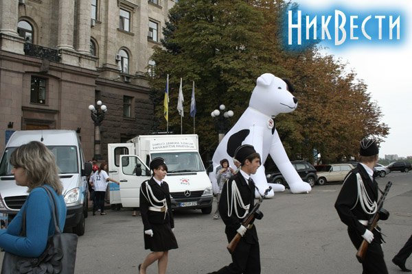 Собака стоит, а "служба" идет