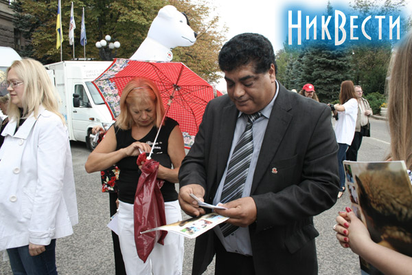 Доктор Амир Халил раздает визитки