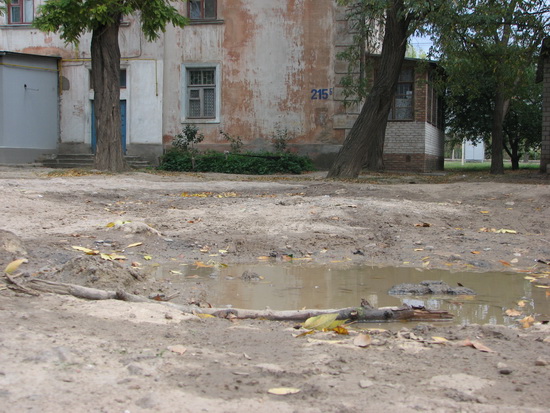  Жители дома по улице Чкалова, №215б в поисках новой дороги