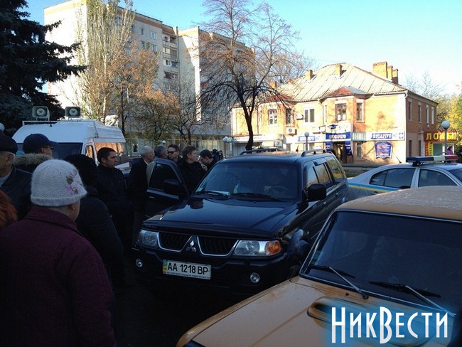 Роман Забзалюк садится в автомобиль чтоб сопровождать протколы в Киев