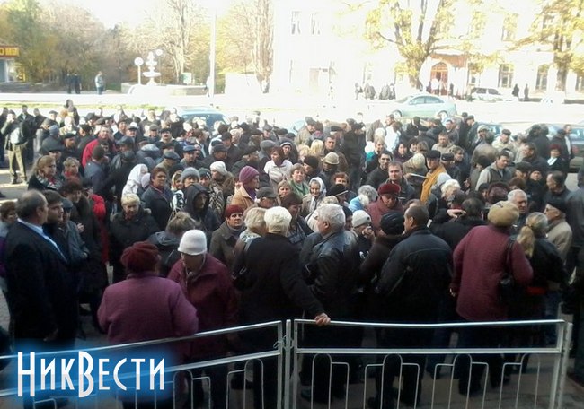 У входа в ОВК собрались сторонники оппозиции. Здание ограждено турникетами