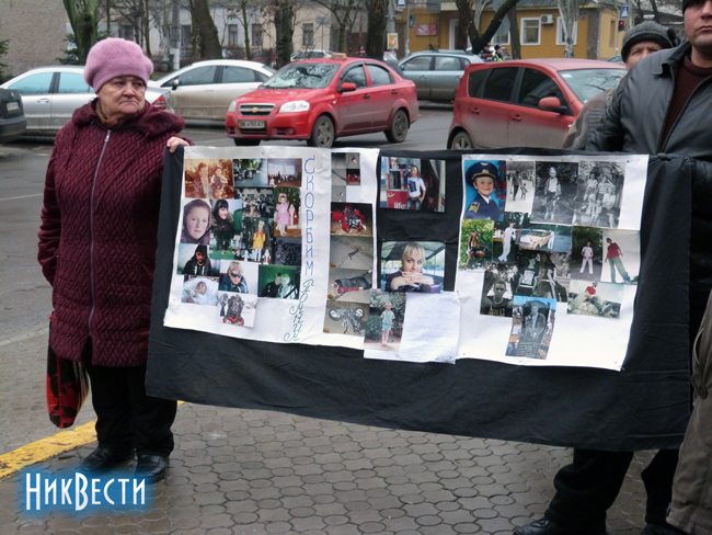 А также растянули плакаты и банера А также растянули плакаты и банера