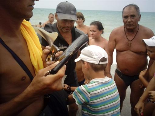 Местные прокатчики катеров решили подзарабоатать и предлагали туристам сфотографироваться с акулой за 10 гривен. Фото: Анна МОНАСТЫРЕВА.