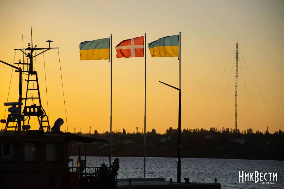 Mykolaivs havn ved solnedgang med ukrainske og danske flag