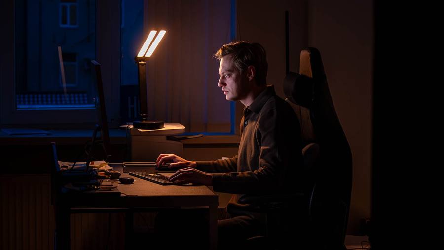 Oleh Dereniuha arbejder ved et tastatur i lyset fra en lampe
