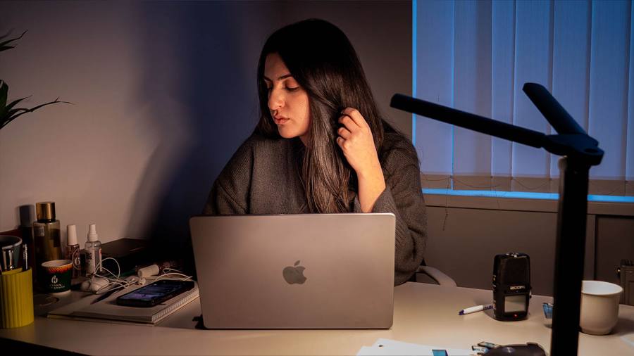 Alisa Melikadamian arbejder ved en bærbar computer i mørket